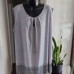 Liz Claiborne Black and White Sleeveless Keyhole Tunic